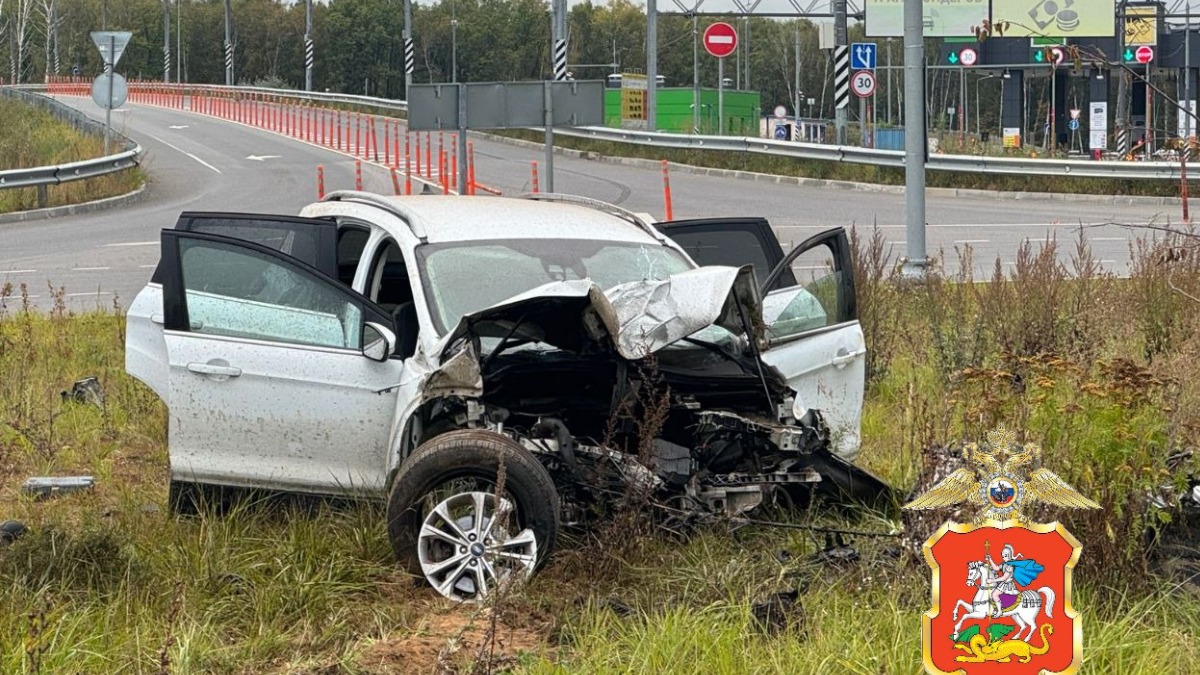 Пьяный водитель влетел в мачту освещения в Подмосковье