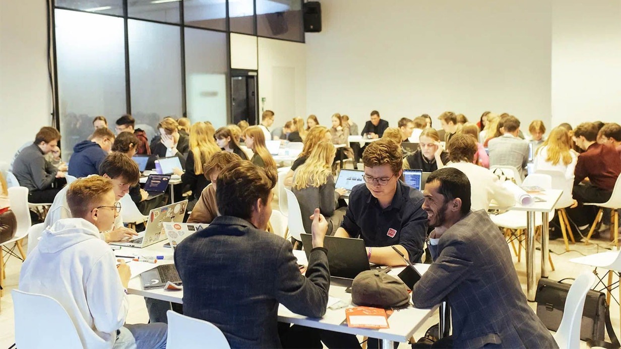 Проект «Молодежь Москвы» открывает карьерные возможности для молодых горожан