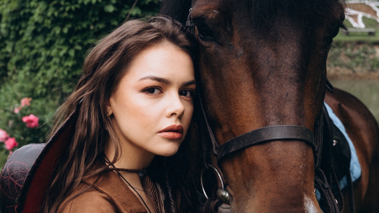 Мечтала выйти замуж за милиционера: актриса Кристина Корбут — откровенно о своем детстве