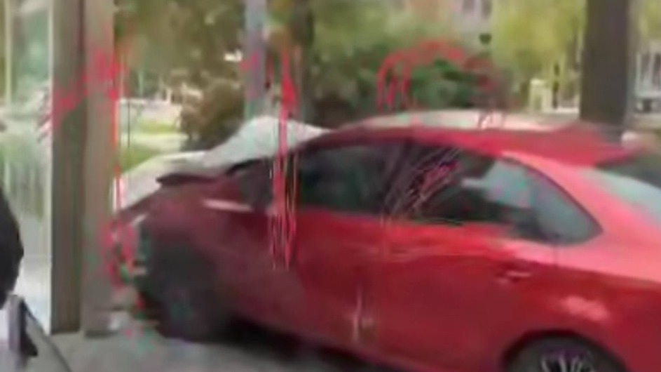 Машина врезалась в автобусную остановку на западе Москвы