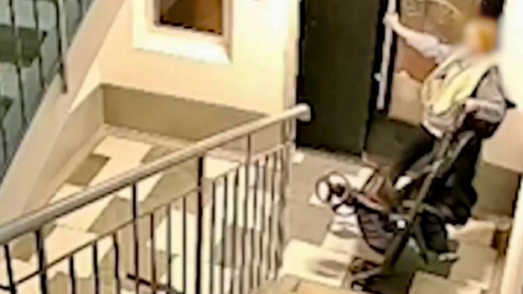 Пьяная мать в Ростове-на-Дону таранила лифт коляской со своим ребенком