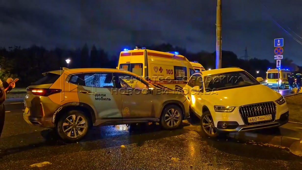 Авария с участием автомобиля каршеринга произошла на юге Москвы