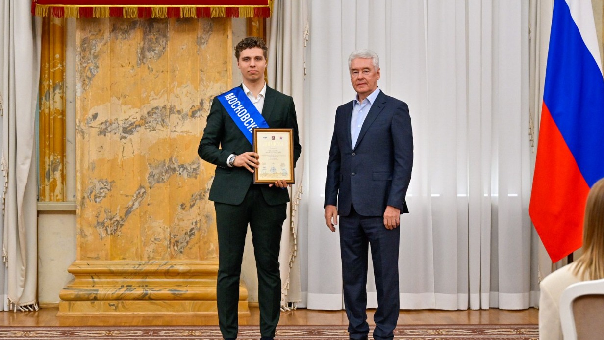 Сергей Собянин наградил водителя Романа Виноградова