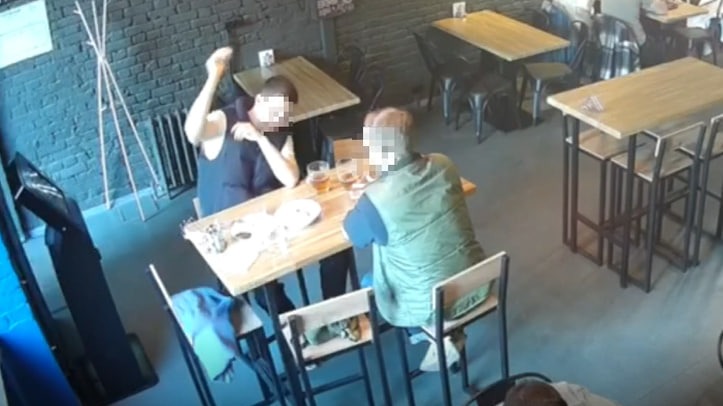 Посетители московского бара устроили скандал и начали кидаться посудой