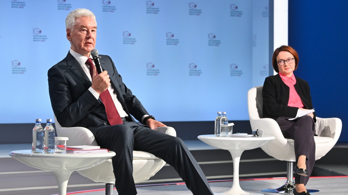 Мэр Москвы Сергей Собянин и председатель Банка России Эльвира Набиуллина на пленарном заседании «Финансовая система: вызовы и задачи» в рамках X Московского финансового форума