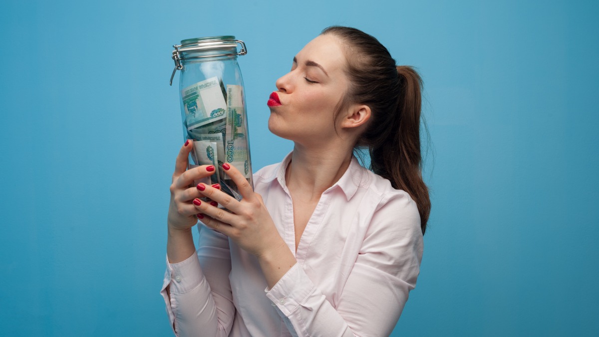 Россияне доверяют сбережения сейфам, копилкам и книгам, прячут деньги в карманы одежды или под матрасы