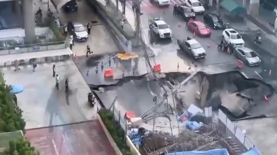 Яма глубиной 50 метров образовалась на улице Бангкока 