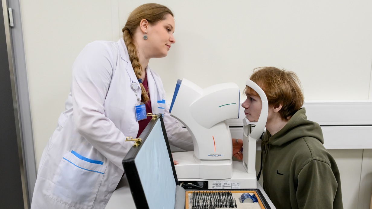 Врач-офтальмолог Антонина Рагузина проверяет зрение у призывника Кирилла Педченко во время весенней кампании