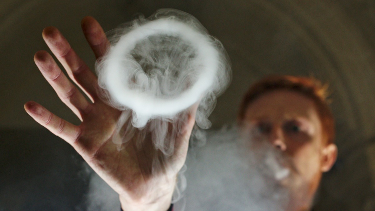 Установленный в 2013 году штраф за курение в подъездах уже мало кого пугает, поэтому его решено увеличить в пятнадцать раз, а для злостных нарушителей — аж в тридцать!