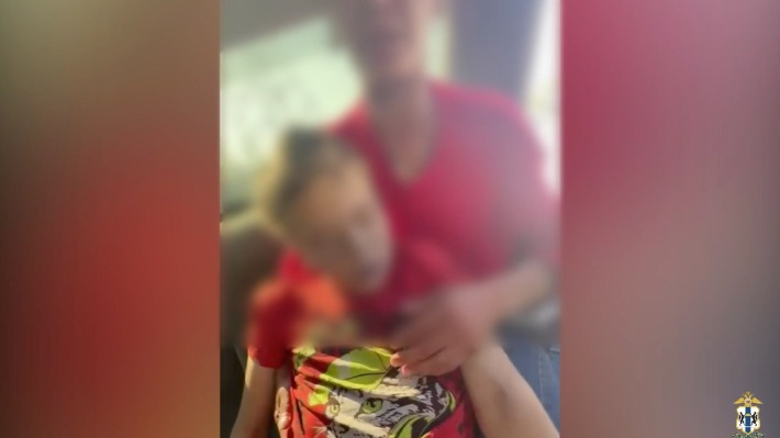 Мать подсадила сына на наркотики в Новосибирске: скандальное видео, реакция МВД и СК, что грозит женщине