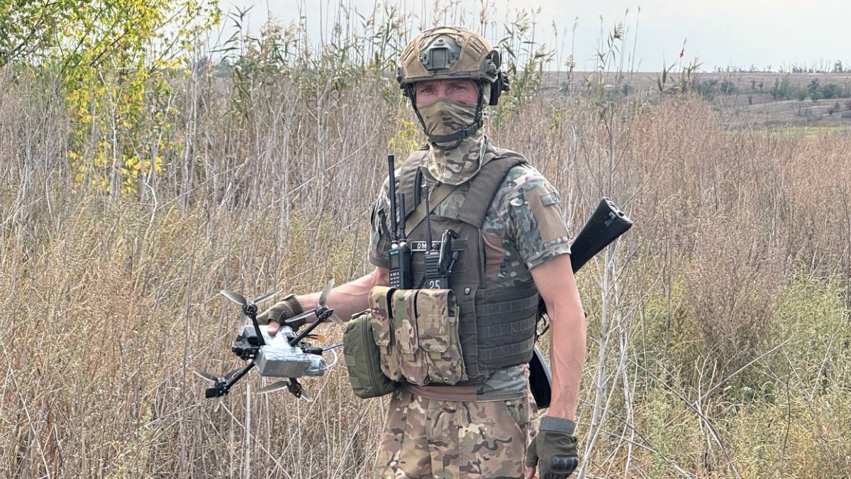 Донецкая Народная Республика. Инженер-взрывотехник с позывным «Омела» готовит очередную «птицу» для удара по вражеским позициям