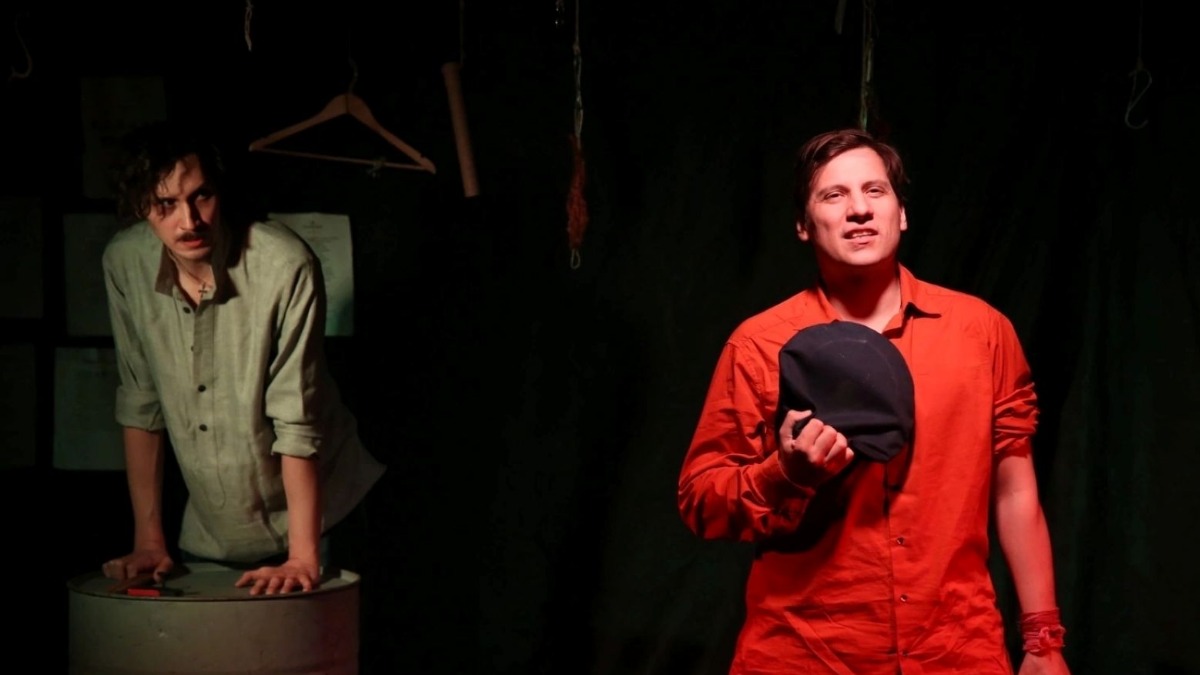 Актер театра «МоноЛик» Илья Долгих в роли Пугачева и художественный руководитель Сергей Иванов в роли Хлопуши