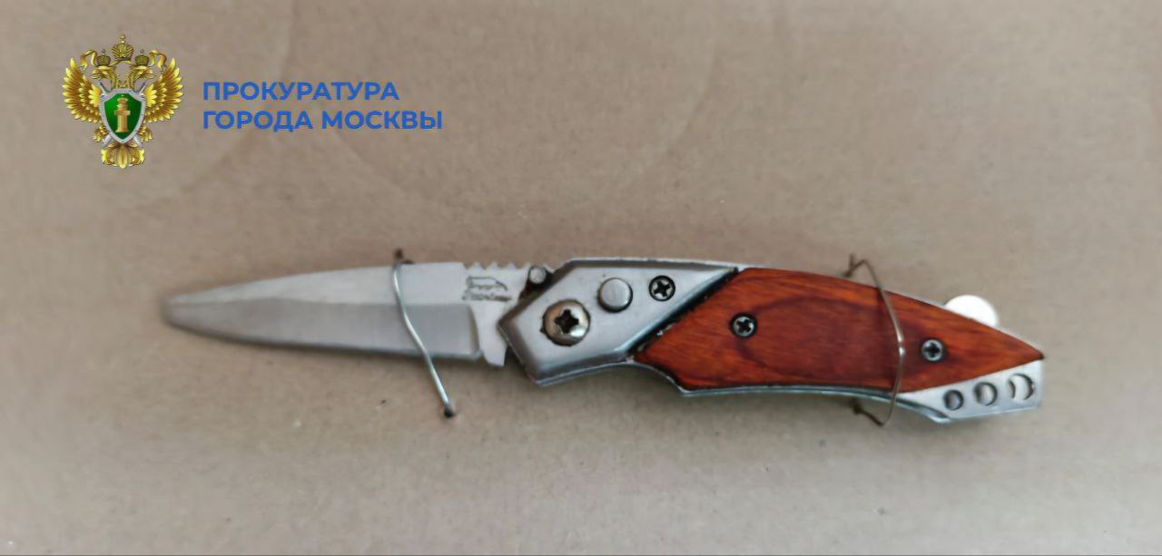 Мужчина украл шампуни и коньяк из магазина в Москве и угрожал ножом охраннику