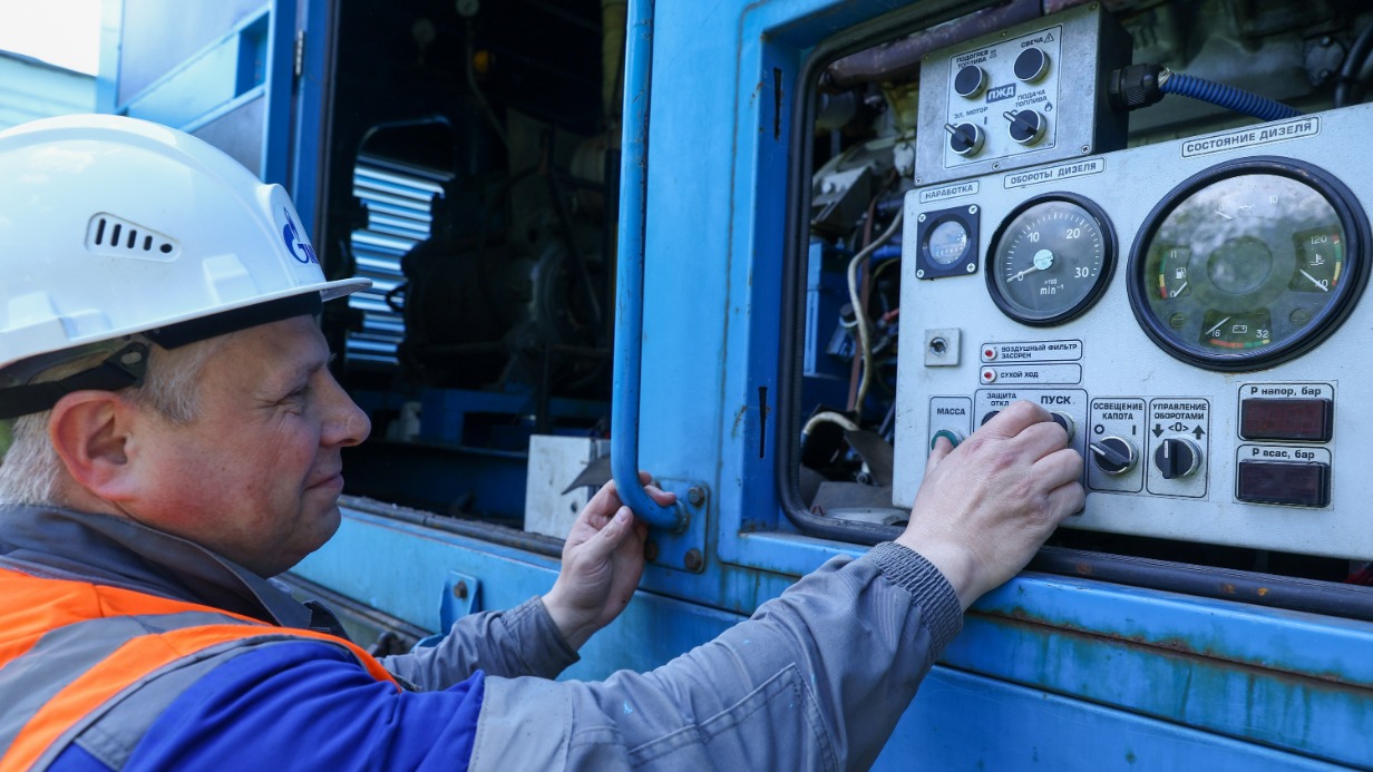 Сотрудник филиала ПАО «МОЭК» проверяет оборудование во время подготовки системы Москвы к сезону отопления 2025–2026 годов