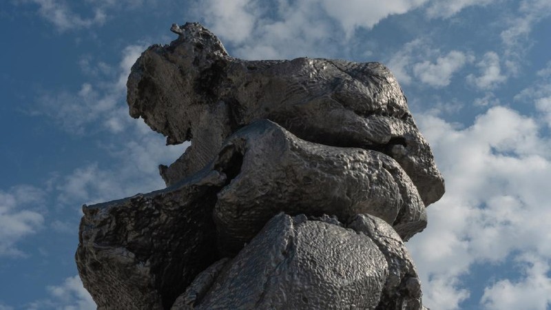 Скандальную скульптуру «Большая глина» перенесли на Ленинский проспект в Москве