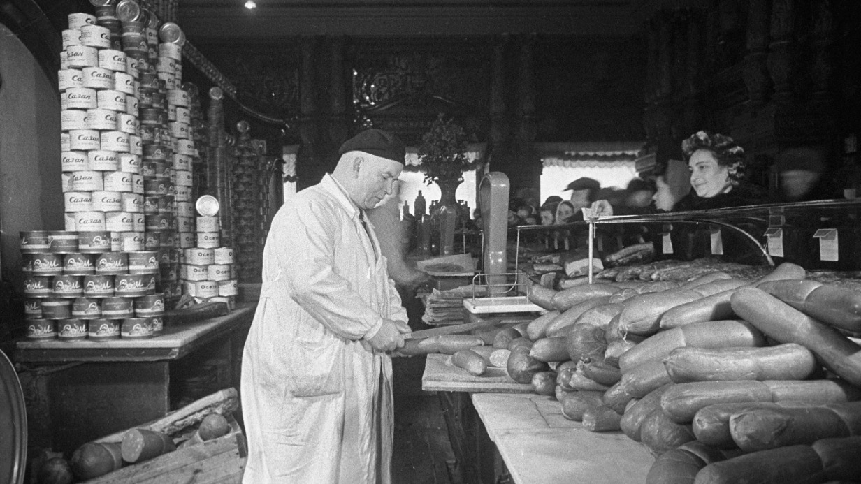 Продажа колбасных изделий в столичном Елисеевском магазине