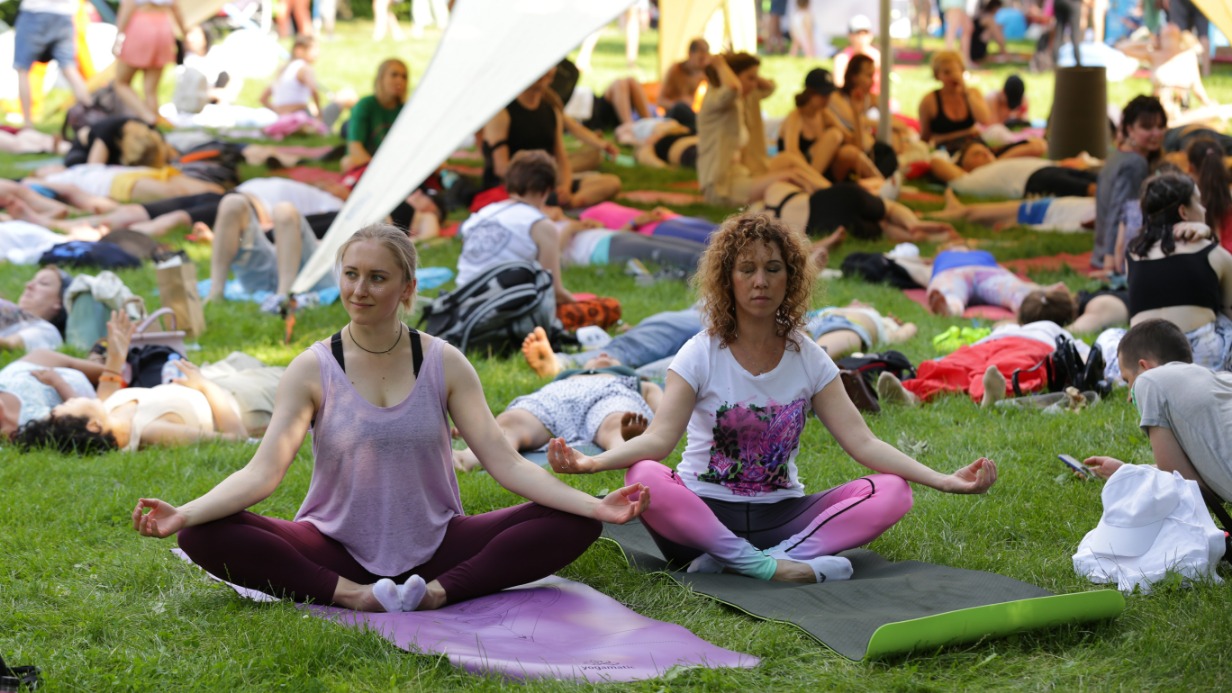 Москвички Алена Иконникова и Вера Платонова на открытом занятии по йоге