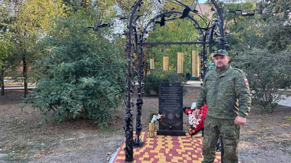 Запорожская область, г. Токмак. Офицер с позывным «Кардан» показывает мемориал, созданный им в память о павших товарищах из материалов, собранных на полях сражений в районе поселка Работино