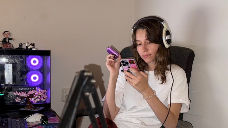 Москвичка Мария Гуманова не борется с клиповым мышлением, а использует его по полной. Пока вы читаете этот текст, она уже закончила очередной проект, ответила на сообщения в трех рабочих чатах и заказала себе кофе с доставкой на дом