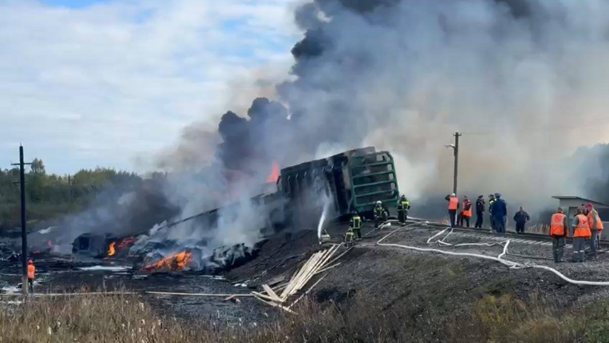 Водитель грузовика, столкнувшегося с поездом под Смоленском, погиб