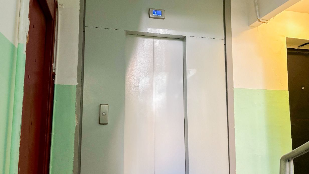В жилом доме в районе Преображенское в 2025 году завершили замену всего лифтового оборудования с расширением дверных проемов