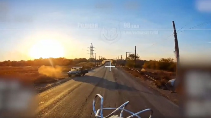 Оператор российского дрона не стал бить по машине в зоне СВО из-за водителя