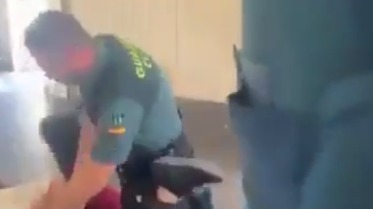 Свыше 50 израильтян выдворили из Испании за песню на иврите перед взлетом