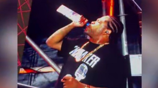 Рэпер Xzibit на концерте в Москве в шутку выпил бутылку «водки»