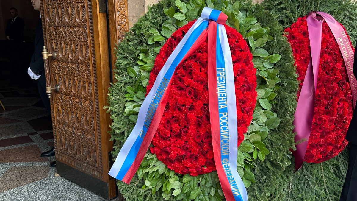 Владимир Путин направил венок на церемонию прощания с Тиграном Кеосаяном