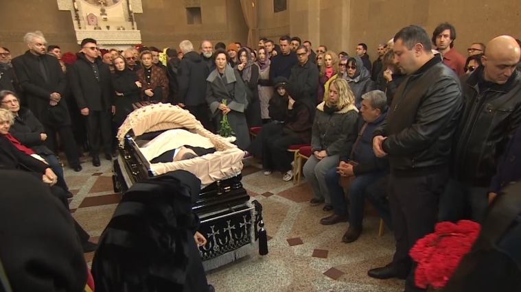 В Сети появились кадры из Армянской церкви, где отпевали Кеосаяна