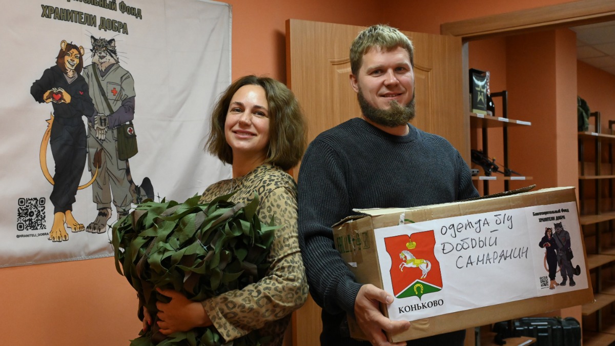 Президент фонда «Хранители добра» Маргарита Федоренко и вице-президент Александр Третьяков с собранной гуманитарной помощью для дома престарелых