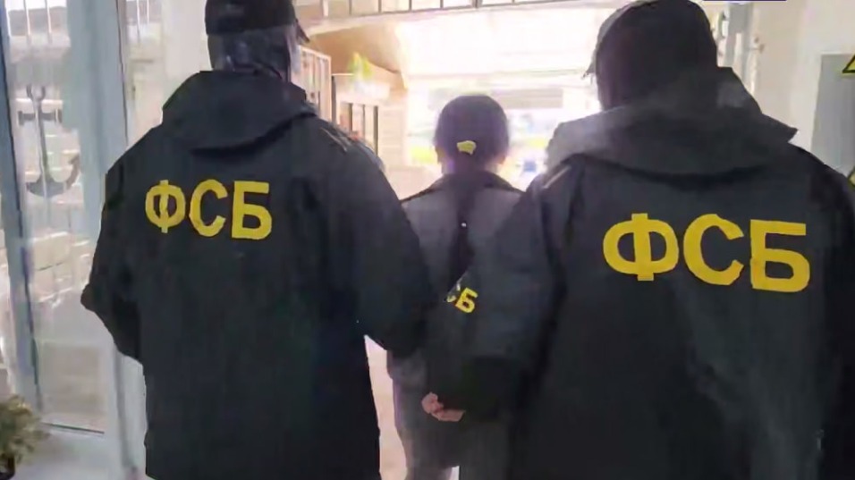 ФСБ показала кадры задержания женщины-повара за сотрудничество с разведкой Украины