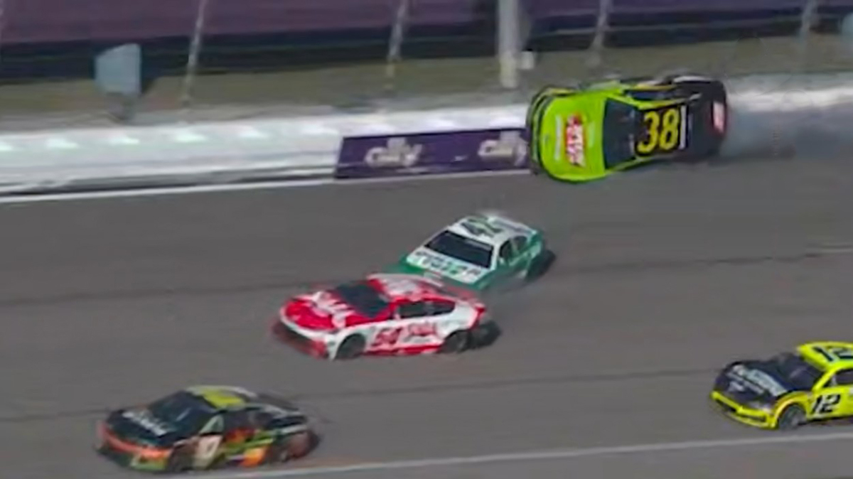 Гонщик NASCAR Смит проехал по стене на скорости 320 километров в час