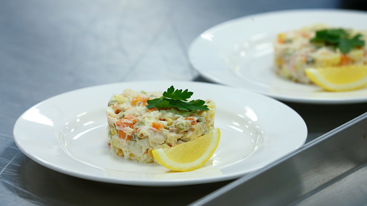 Как избежать отравления новогодними салатами