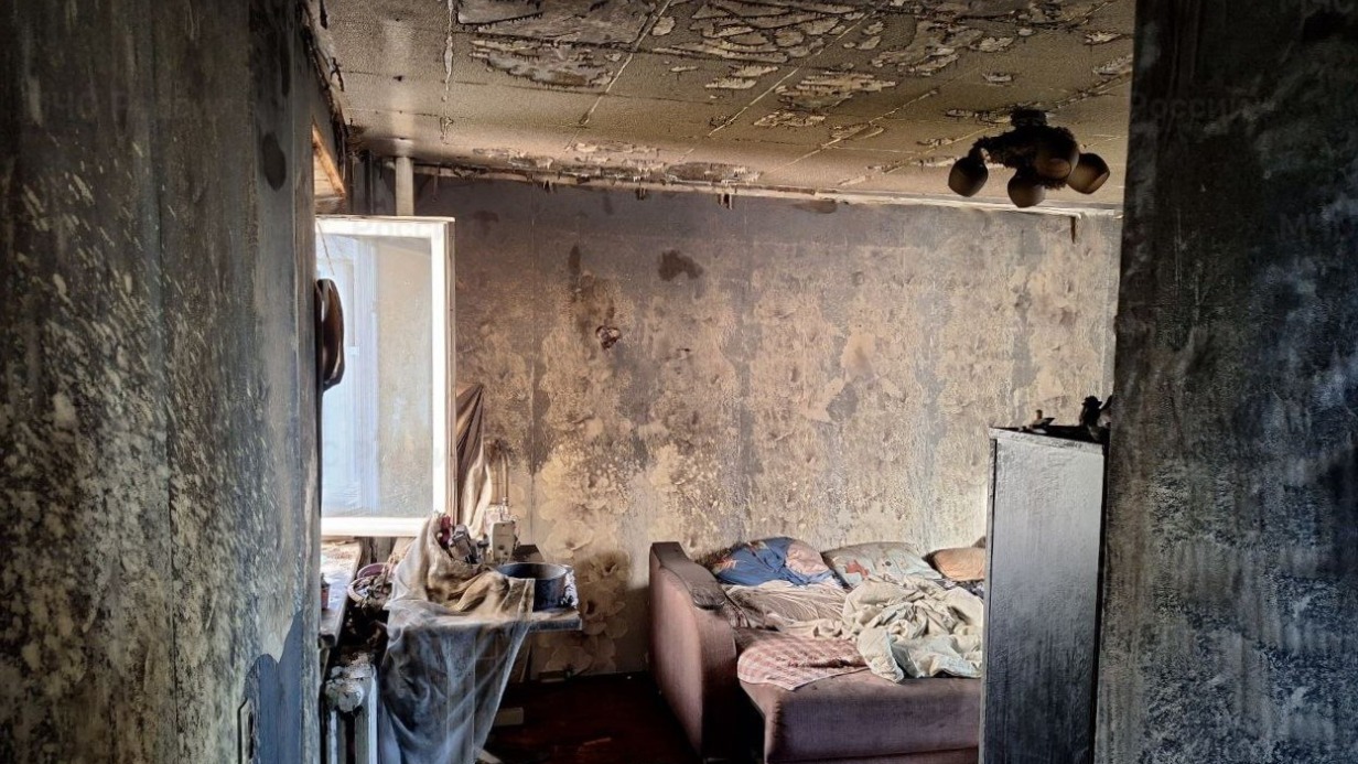 Шесть взрослых и 12 детей пострадали при пожаре в подъезде в Новочебоксарске