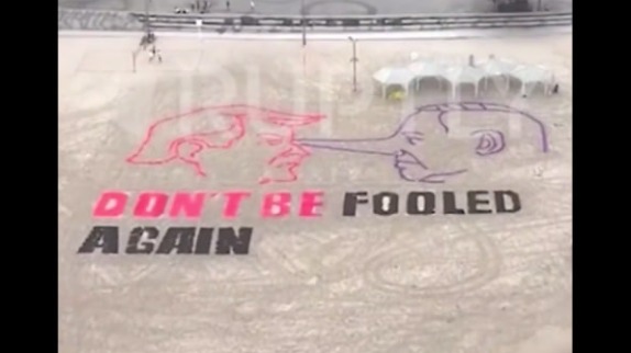 На пляже Тель-Авива нарисовали Нетаньяху, протыкающего Трампа длинным носом