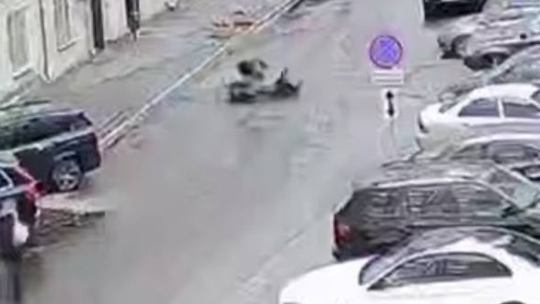 Курьер сбил пожилую женщину на юго-западе Москвы