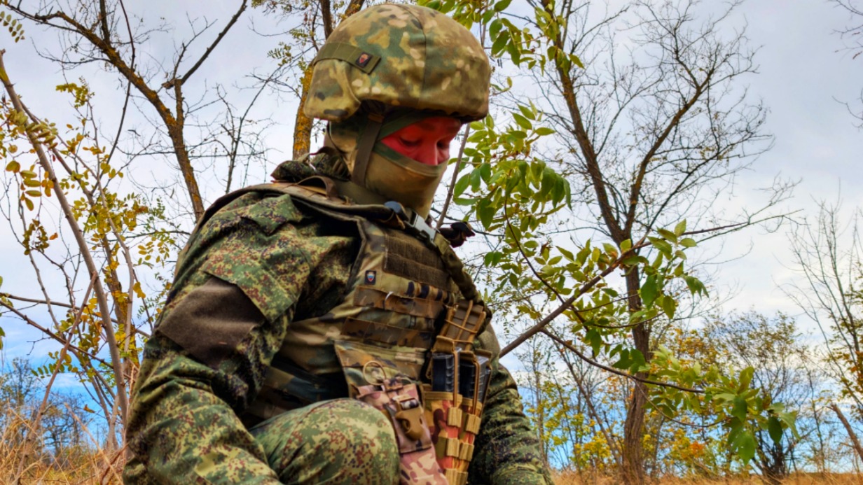 Боец с позывным «Смауг» перепроверяет свою полевую аптечку. Небрежность в его деле недопустима, ведь на кону — жизни его друзей и сослуживцев