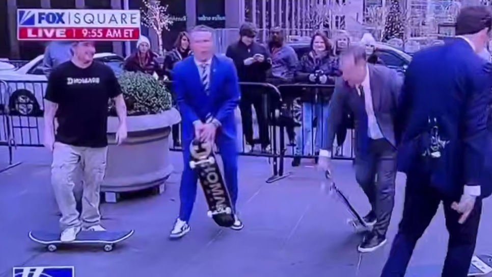 Глава Пентагона Хегсет ударил себя скейтбордом между ног в прямом эфире