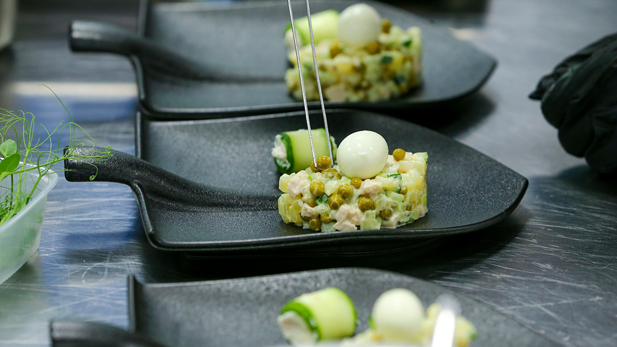 Диетолог Литвинова-Гразион: В салатах с майонезом быстро размножаются патогены