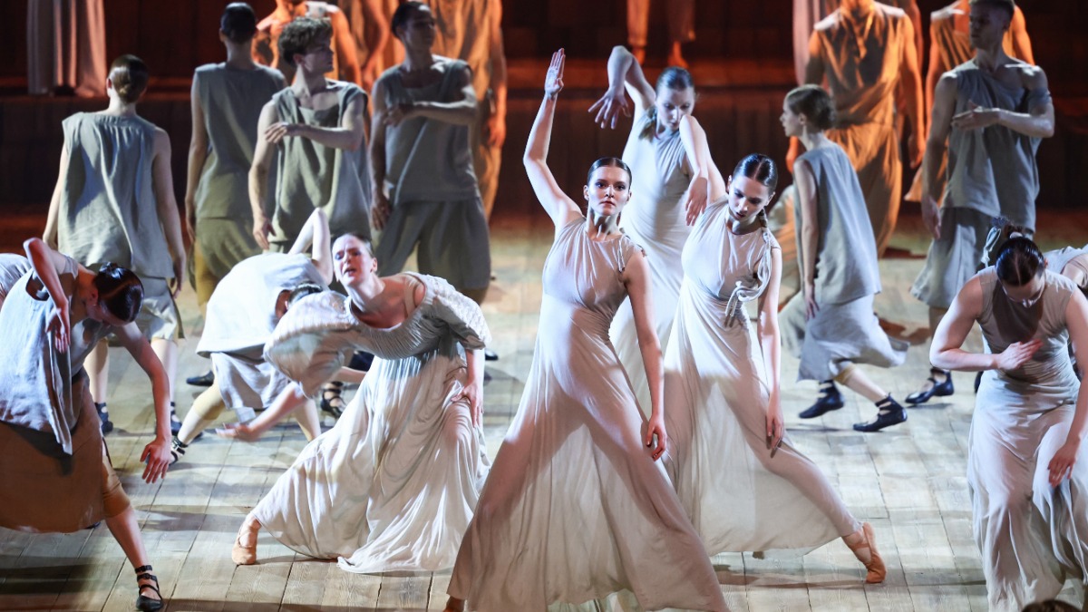 Артистка Алена Угрюмова в роли Невесты в балете на музыку Николая Попова «Свадебка» в постановке хореографа Павла Глухова в театре «Новая опера»