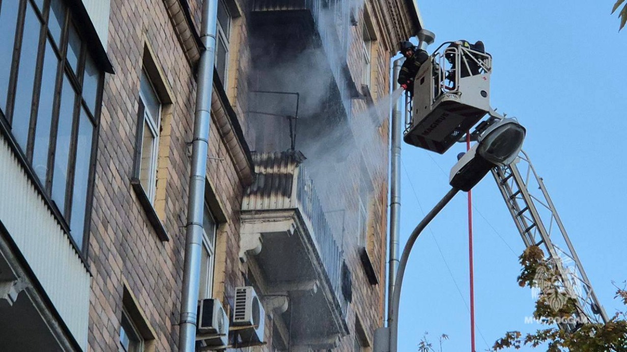 Квартиры на двух этажах загорелись в жилом доме на юге Москвы