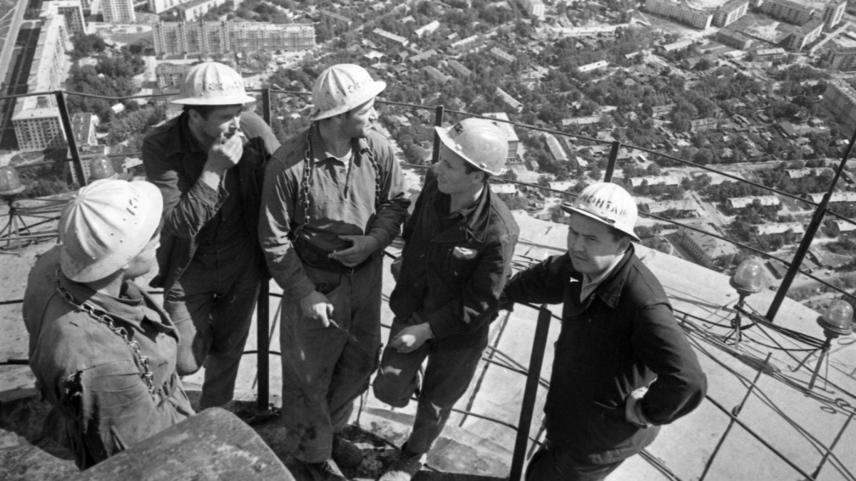 Монтажники-верхолазы на строительстве Останкинской телебашни