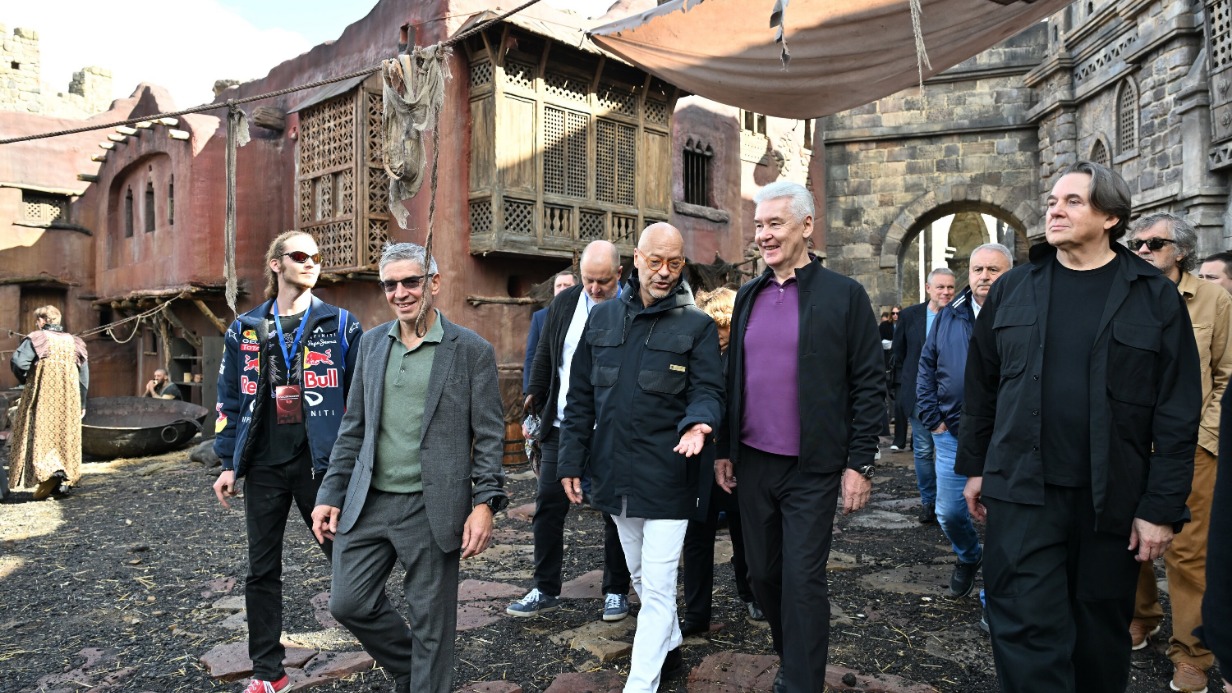 Глава Департамента культуры Алексей Фурсин, режиссер Федор Бондарчук, мэр Москвы Сергей Собянин и гендиректор Первого канала Константин Эрнст во время посещения кинопарка «Москино»