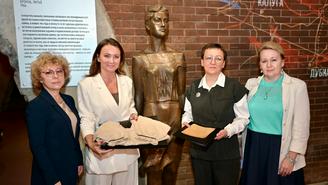 Школьную тетрадь и рубашку героя передали музею