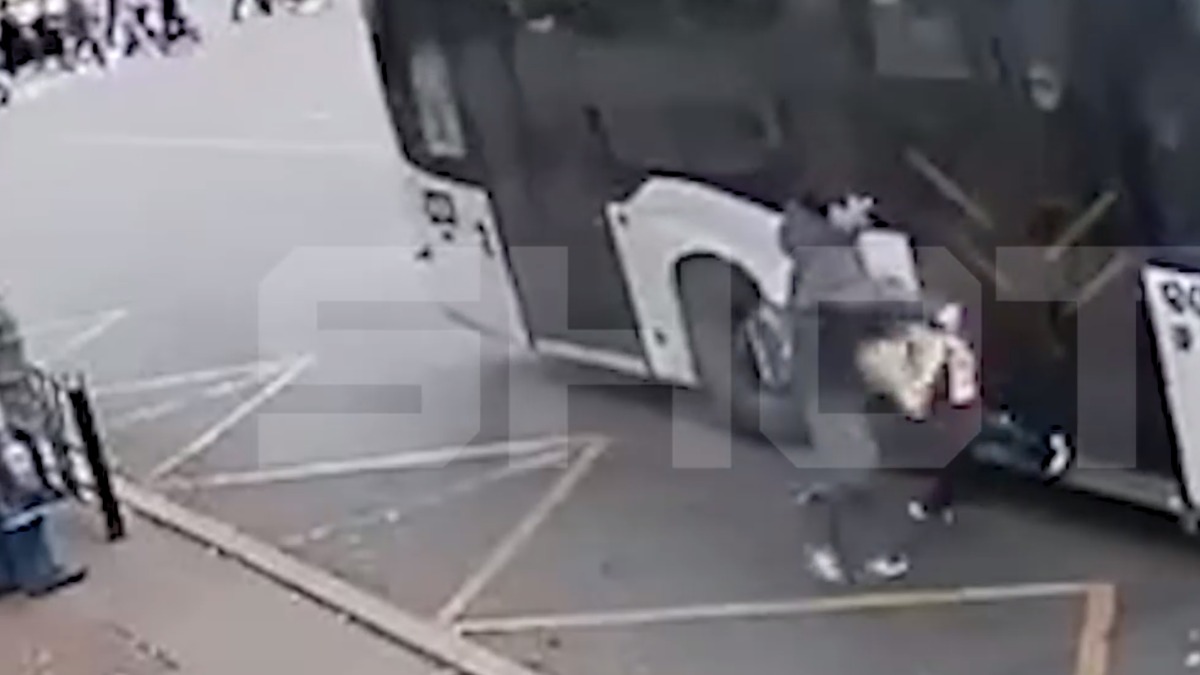 Водитель автобуса в Омске зажал ногу ребенка дверью и протащил его по асфальту