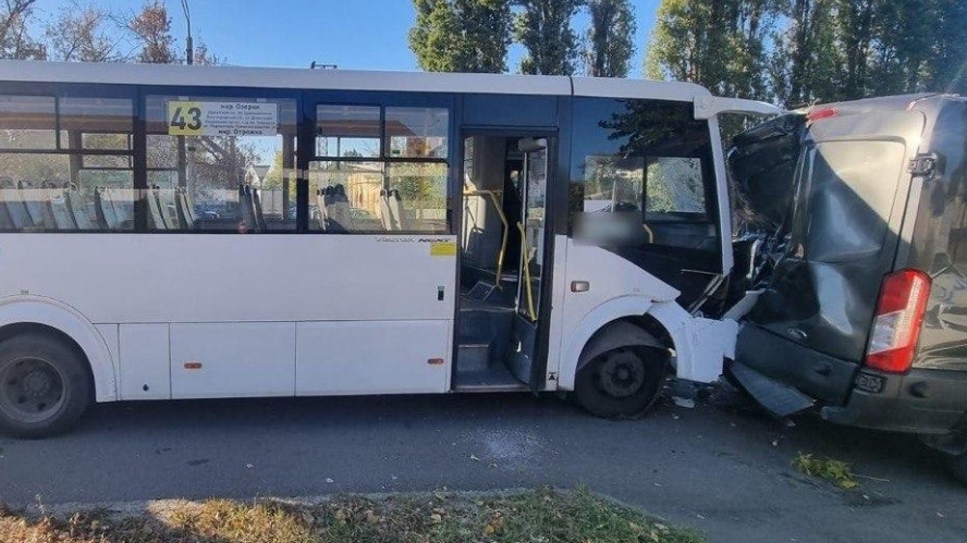 Шесть человек пострадали в аварии с автобусом в Воронеже