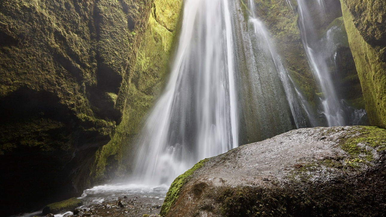 Россиянин прыгнул со 120-метрового водопада, сломал ногу и застрял между камнями