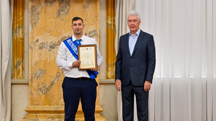 Мэр Москвы Сергей Собянин награждает водителя электробуса Романа Виноградова, который в этом году победил на конкурсе профессионального мастерства «Московские мастера». Молодой человек продолжает трудовую династию