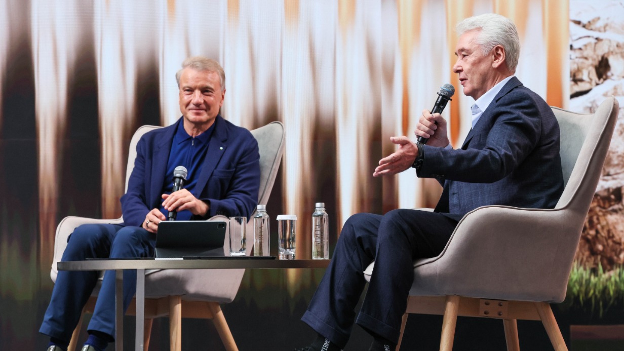 Мэр Москвы Сергей Собянин и президент, председатель правления ПАО «Сбербанк» Герман Греф на международном саммите Moscow Startup Summit в Рублево-Архангельском в ходе пленарной сессии обсудили развитие искусственного интеллекта и инноваций